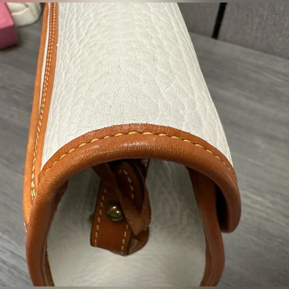 Vintage Dooney Bourke Leather White Essex Shoulder Bag Brass Hardware Tan Trim - Picture 7 of 17